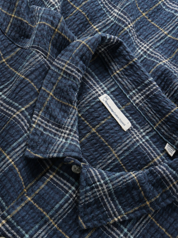 KnowledgeCotton Apparel - MEN Box fit seersucker short sleeved shirt - GOTS/Vegan Shirts 7034 blue check