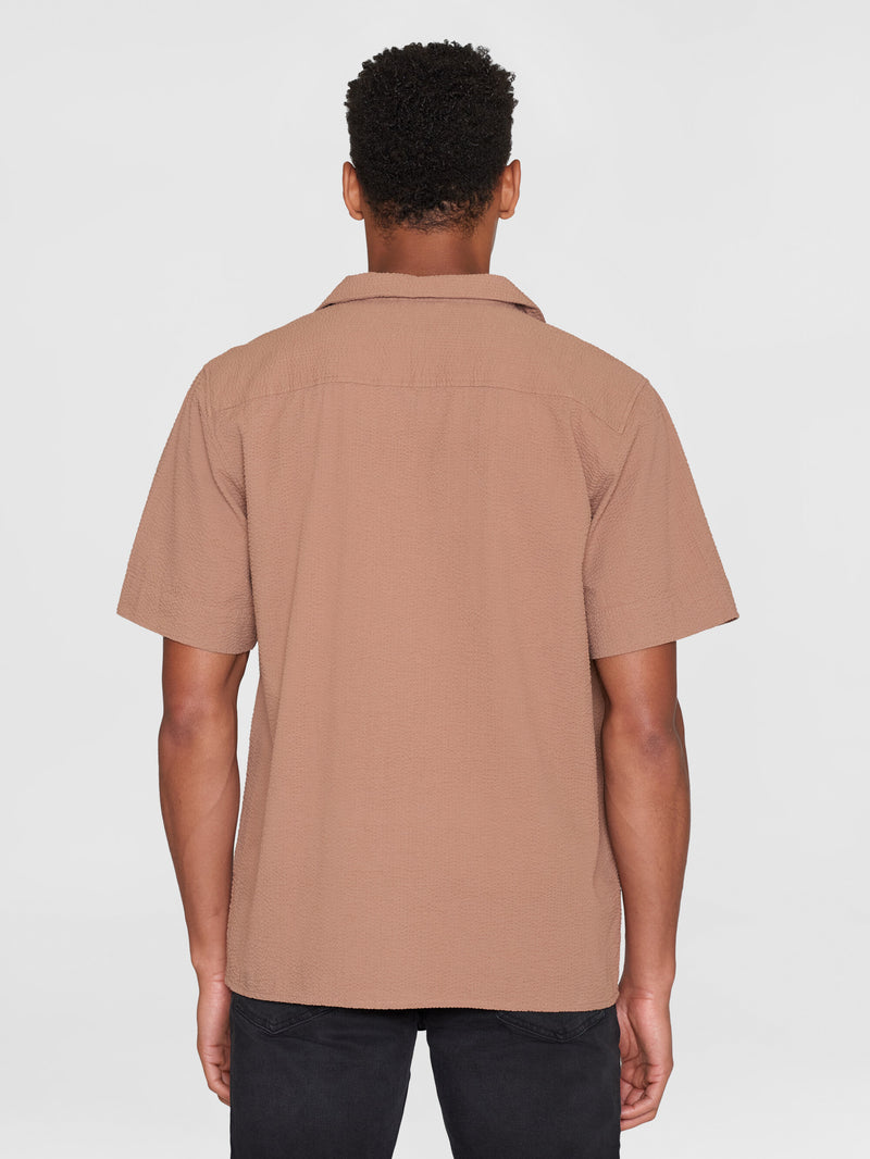 KnowledgeCotton Apparel - MEN Box short sleeve seersucker shirt GOTS/Vegan Shirts 1437 Chocolate Malt