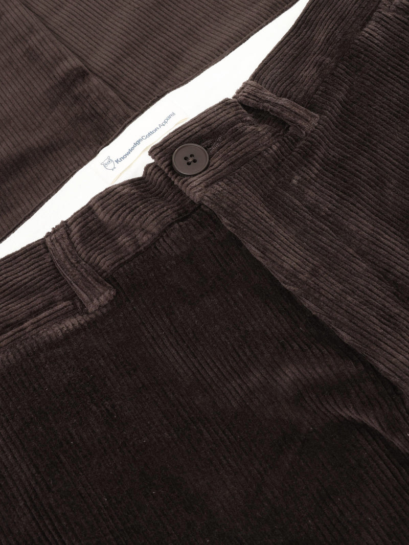 KnowledgeCotton Apparel - MEN CHUCK regular 8-wales corduroy chino pants Pants 1487 Chocolate Torte