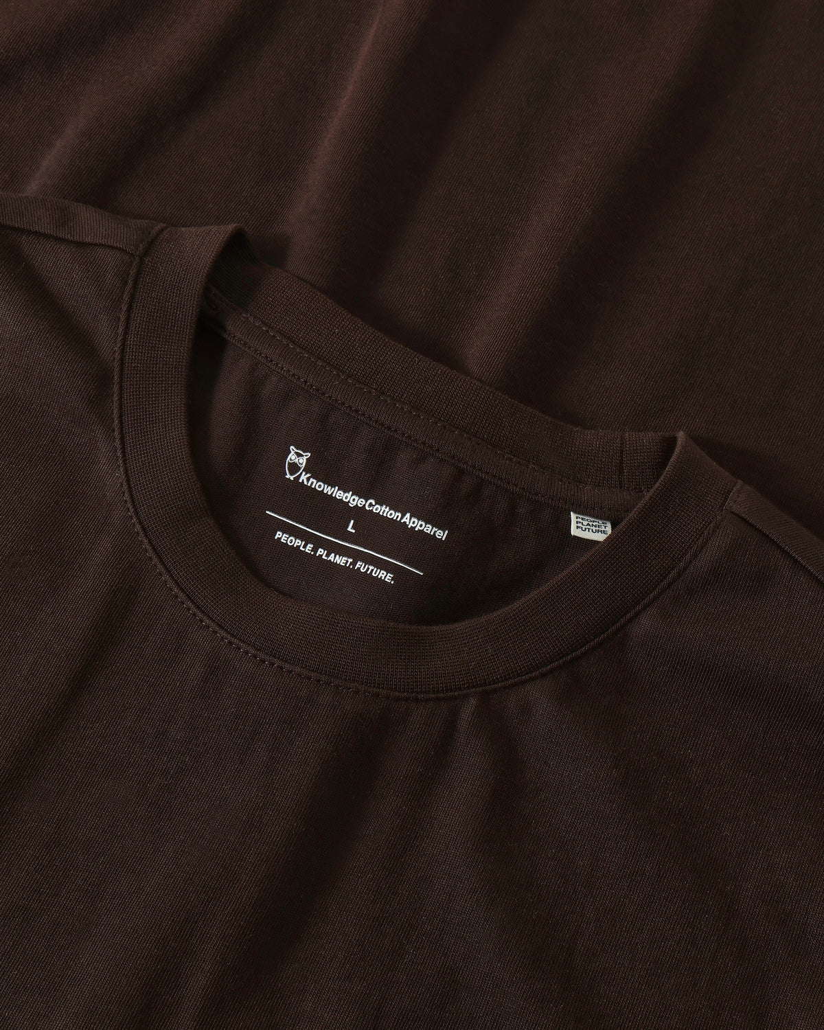 KnowledgeCotton Apparel - MEN Chest embroidery t-shirt T-shirts 1487 Chocolate Torte