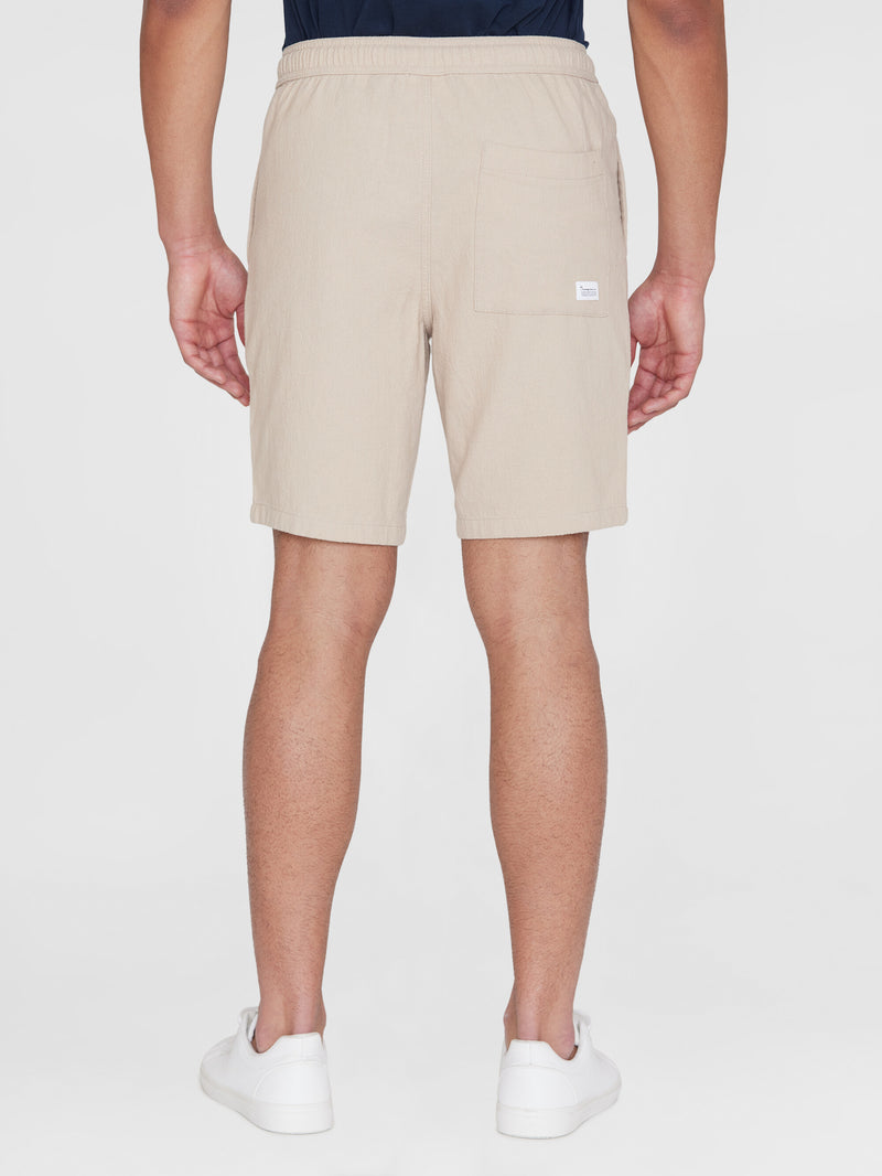 KnowledgeCotton Apparel - MEN FIG loose crushed cotton shorts - GOTS/Vegan Shorts 1228 Light feather gray
