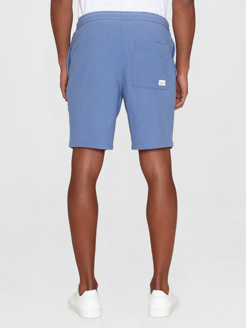 KnowledgeCotton Apparel - MEN FIG loose crushed cotton shorts - GOTS/Vegan Shorts 1432 Moonlight Blue
