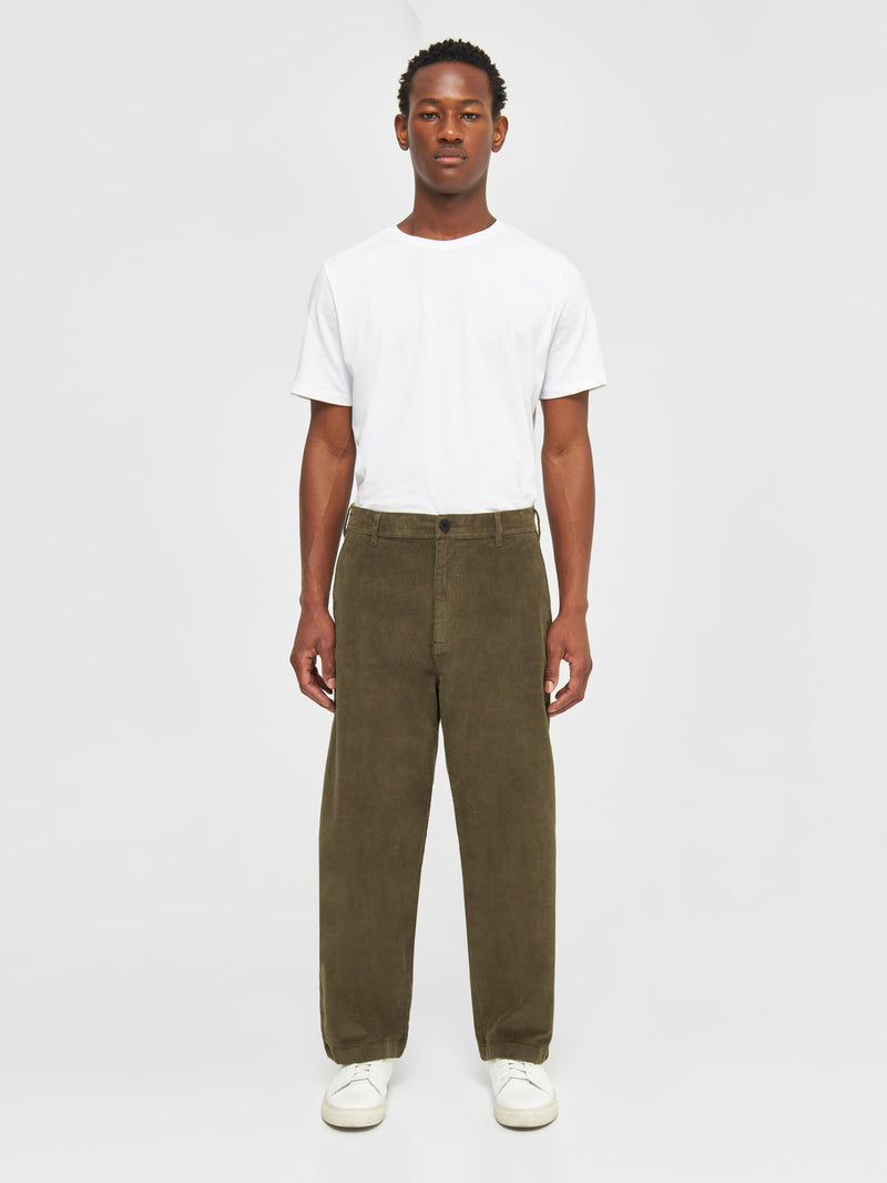 KnowledgeCotton Apparel - MEN FLINT wide corduroy chino pants Pants 1100 Dark Olive