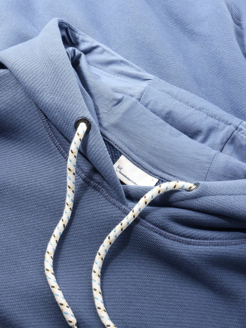 KnowledgeCotton Apparel - MEN Loose fit hood kangaroo pocket sweat with embroidery at chest Sweats 1226 Vintage Indigo