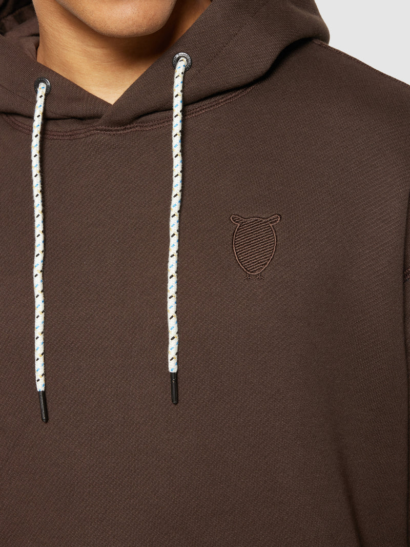 KnowledgeCotton Apparel - MEN Loose fit hood kangaroo pocket sweat with embroidery at chest Sweats 1243 Demitasse (brown)