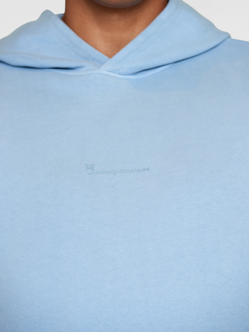 KnowledgeCotton Apparel - MEN Loose fit hood sweat with logo chest print - GOTS/Vegan Sweats 1322 Asley Blue