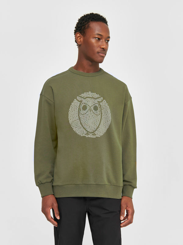 KnowledgeCotton Apparel - MEN Loose fit sweat with owl print Sweats 1100 Dark Olive