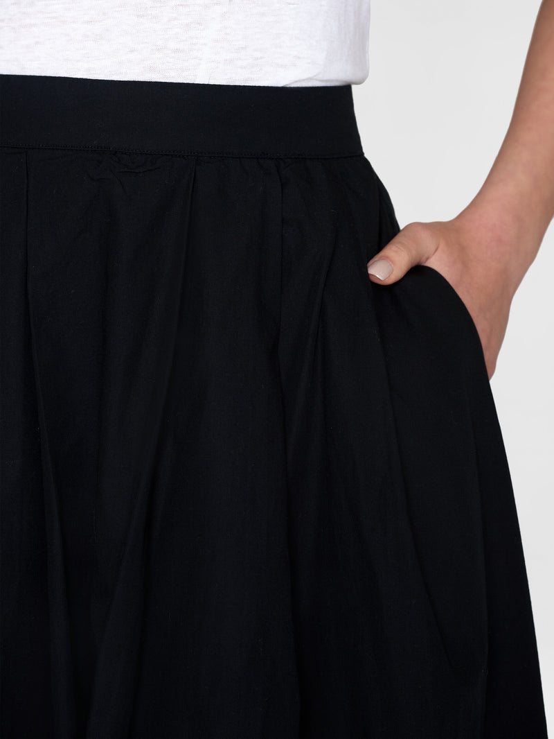 KnowledgeCotton Apparel - WMN Poplin pleated mid-length skirt Skirts 1300 Black Jet