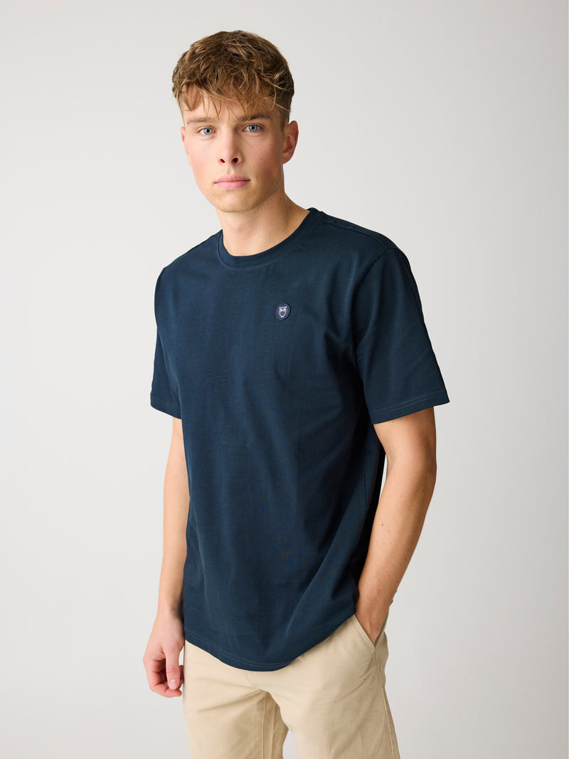 KnowledgeCotton Apparel - MEN Regular fit Badge t-shirt T-shirts 1001 Total Eclipse