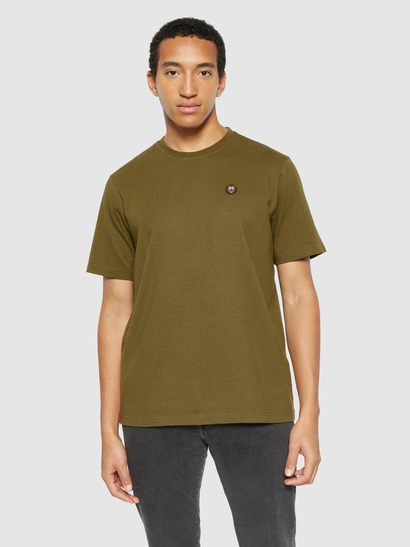 KnowledgeCotton Apparel - MEN Regular fit Badge t-shirt T-shirts 1100 Dark Olive