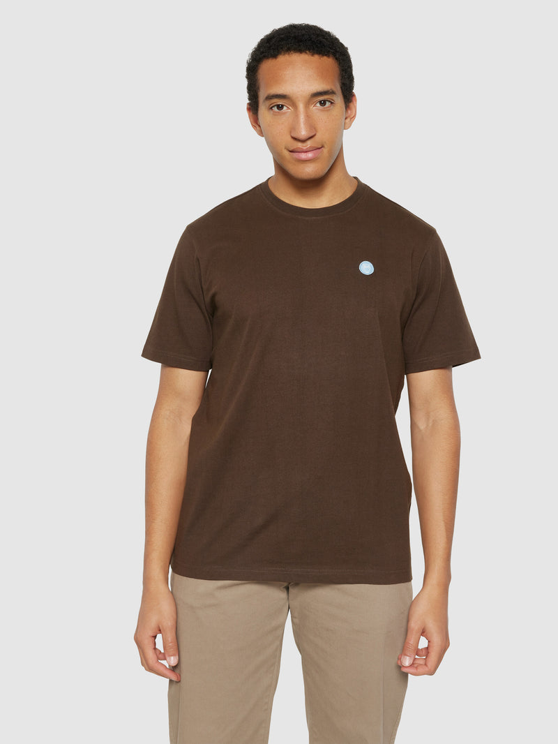 KnowledgeCotton Apparel - MEN Regular fit Badge t-shirt T-shirts 1243 Demitasse (brown)