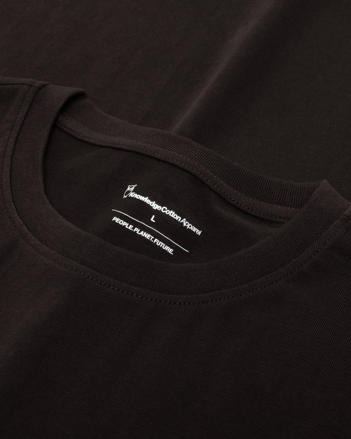 KnowledgeCotton Apparel - MEN Regular fit Badge t-shirt T-shirts 1487 Chocolate Torte