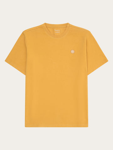KnowledgeCotton Apparel - MEN Regular fit Badge t-shirt T-shirts 1490 Amber Gold