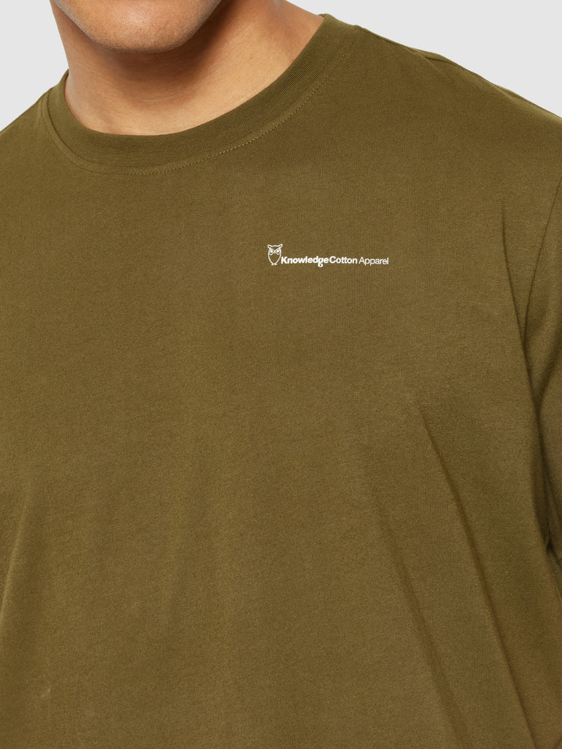 KnowledgeCotton Apparel - MEN Regular trademark chest print t-shirt T-shirts 1100 Dark Olive