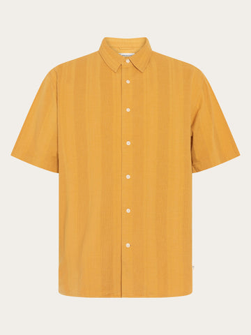 KnowledgeCotton Apparel - MEN Relaxed structure short sleeve shirt Shirts 1490 Amber Gold