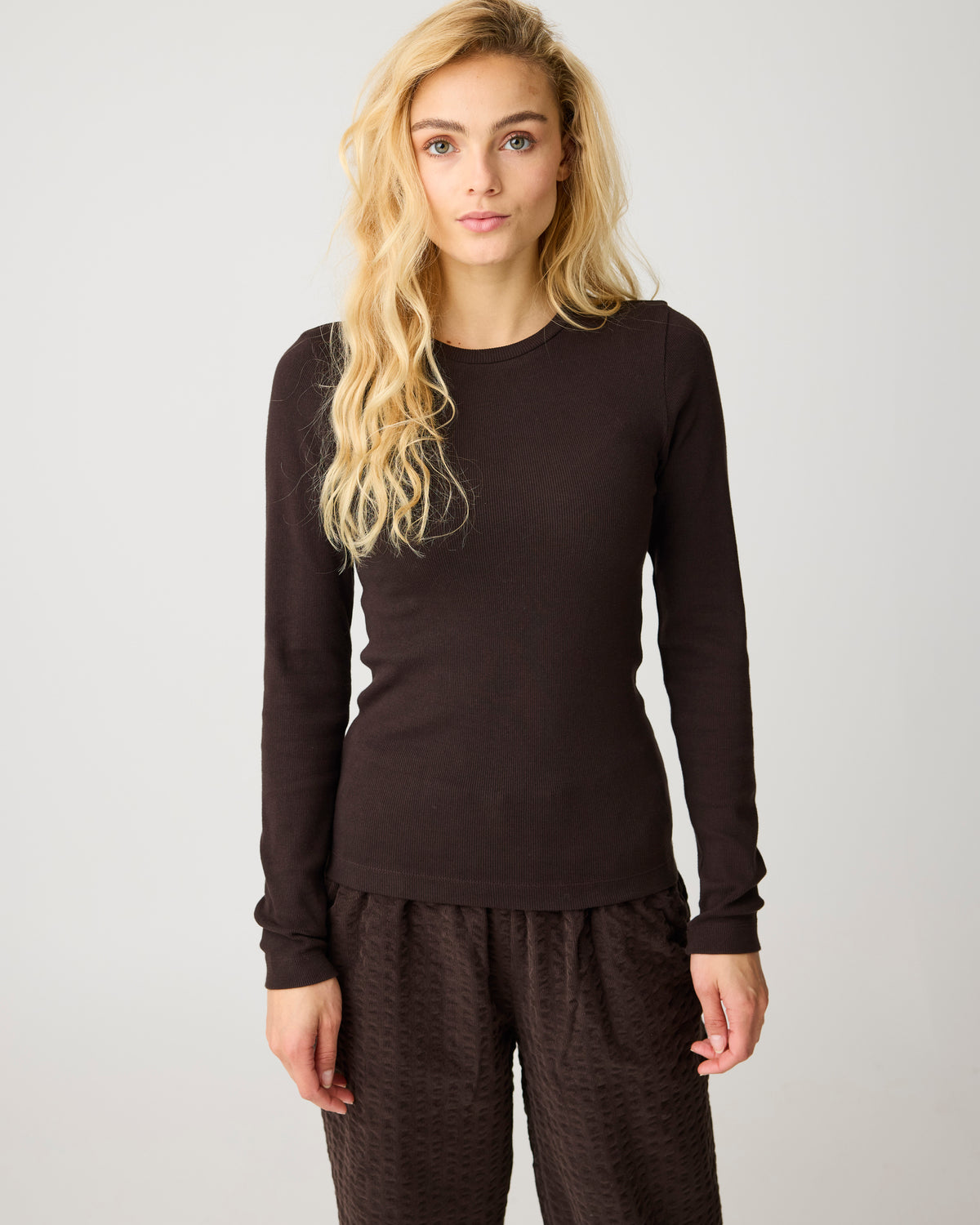 KnowledgeCotton Apparel - WMN Rib Scoop neck long sleeved Long Sleeves 1487 Chocolate Torte