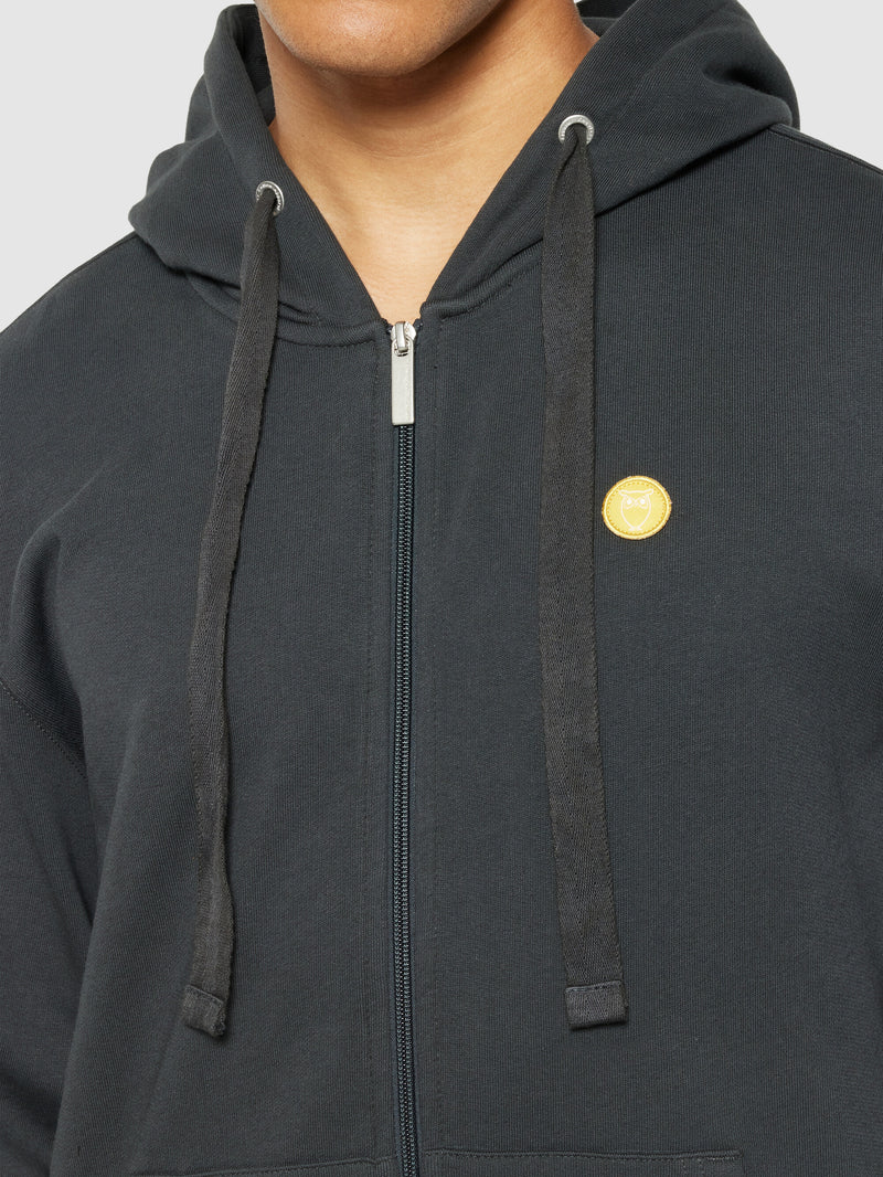 KnowledgeCotton Apparel - MEN Zip hood kangaroo badge sweat Sweats 1167 Phantom